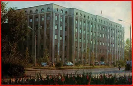 61860 Абакан столица Хакасии 1974 Дом Советов автомобиль Запорожец ЗАЗ 968 малолитражка чистая