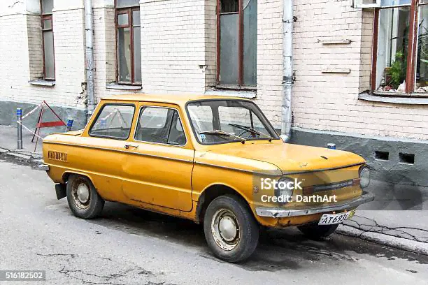 M Запорожец Заз 968 — стоковые фотографии и другие картинки Автомобиль - Автомобиль, Бар - питейное заведение, Бедность