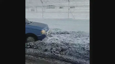 Славута зимой едет по снегу !