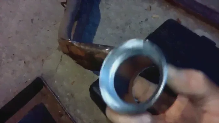 Сечёт стык штанов и резонатора таврия