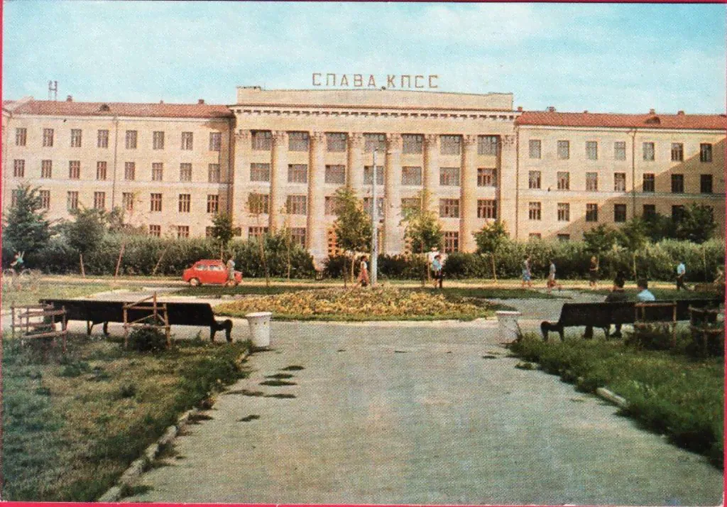 80705 Рязань 1967 радиотехнический институт лозунг автомобиль запорожец ЗАЗ 965 горбатый-0